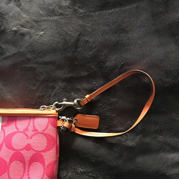Small brand new Coach leather wristlet - Picture 5 of 11